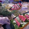 Món Sashimi từ cá ngừ đại dương. (Ảnh: Xuân Triệu/TTXVN)