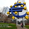 Biểu tượng đồng euro tại Frankfurt, Đức. (Ảnh: THX/TTXVN)