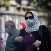 Người dân đeo khẩu trang phòng lây nhiễm COVID-19 tại Cairo, Ai Cập. (Ảnh: THX/TTXVN)