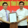 Ông Đặng Trọng Thăng, Chủ tịch UBND tỉnh Thái Bình (bên phải) trao quyết định của Thủ tướng Chính phủ cho ông Nguyễn Hoàng Giang. (Ảnh: Thế Duyệt/TTXVN)