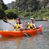 Khách du lịch đến Tràng An (Ninh Bình) sẽ được trải nghiệm sản phẩm mới, chèo thuyền kayak. (Ảnh: TTXVN)