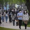 Người dân đeo khẩu trang đeo khẩu trang phòng dịch COVID-19 tại Seoul, Hàn Quốc ngày 10/5/2020. (Ảnh: AFP/TTXVN)