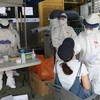 Nhân viên y tế lấy mẫu xét nghiệm COVID-19 tại Guro, phía nam Seoul, Hàn Quốc, ngày 8/6/2020. (Ảnh: Yonhap/TTXVN)