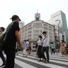 Người dân đeo khẩu trang phòng lây nhiễm COVID-19 khi di chuyển trên đường phố tại Tokyo, Nhật Bản ngày 30/5/2020. (Ảnh: THX/TTXVN)