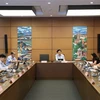 Các đoàn đại biểu Quốc hội tỉnh Điện Biên, Khánh Hòa, Long An thảo luận ở tổ. (Ảnh: Văn Điệp/TTXVN)