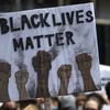 Người biểu tình tham gia tuần hành phản đối bạo lực và nạn phân biệt chủng tộc tại London, Anh ngày 7/6/2020, sau cái chết của người da màu George Floyd ở Mỹ. (Ảnh: THX/TTXVN)