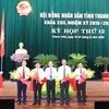 Bí thư Tỉnh ủy Trịnh Văn Chiến tặng hoa chúc mừng các cán bộ được Hội đồng Nhân dân tỉnh bỏ phiếu tín nhiệm các chức danh mới. (Nguồn: Thanhhoa.gov.vn)