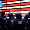 Cảnh sát gác gần khu vực Quảng trường Thời đại ở New York, Mỹ. (Ảnh: AFP/TTXVN)