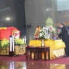 Ủy viên Bộ Chính trị, Thường trực Ban Bí Thư Trần Quốc Vượng dâng hương tại lễ viếng đồng chí Trần Quốc Hương. (Ảnh: Thanh Vũ/TTXVN)
