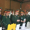 Thượng tướng Nguyễn Trọng Nghĩa cùng các đại biểu tham quan trưng bày thành tựu quân sự, quốc phòng tại triển lãm.