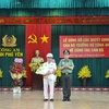 Thiếu tướng Lê Tấn Tới, Thứ trưởng Bộ Công an trao quyết định cho Đại tá Phan Thanh Tám. (Ảnh: CTV)