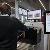 Nhân viên an ninh sử dụng thiết bị giám sát hàng hóa tại một sân bay. (Ảnh minh họa. Nguồn: AFP)