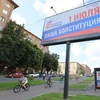 Những tấm Pano lớn được bố trí tại những nơi công cộng nhằm động viên cử tri Nga đi bỏ phiếu cho sửa đổi Hiến pháp. (Ảnh: Trần Hiếu/TTXVN)