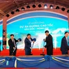 Phó Thủ tướng Trịnh Đình Dũng và các đại biểu thực hiện hiện nghi thức khởi công cao tốc Vân Đồn-Móng Cái hồi tháng 4/2019. (Ảnh: Văn Đức/TTXVN)