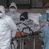 Chuyển bệnh nhân COVID-19 tới bệnh viện tại Santiago, Chile, ngày 18/6/2020. (Ảnh: AFP/TTXVN)