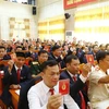 Các đại biểu biểu quyết, thông qua dự thảo Nghị quyết Đại hội Đảng bộ huyện Na Hang, tỉnh Tuyên Quang lần thứ XXII, nhiệm kỳ 2020-2025. (Ảnh: Nam Sương/TTXVN)