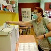 Cử tri bỏ phiếu trong cuộc bầu cử Quốc hội tại một điểm bầu cử ở Zagreb, Croatia ngày 5/7/2020. (Ảnh: AFP/TTXVN)