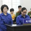 Bị cáo Nguyễn Thị Vững và bị cáo Nguyễn Thị Vân tại phiên tòa. (Ảnh: Doãn Tấn/TTXVN)