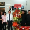 Bí thư Tỉnh ủy Vĩnh Long Trần Văn Rón tặng hoa chúc mừng Ban Đại diện Phật giáo Hòa Hảo tỉnh Vĩnh Long. (Ảnh: Phạm Minh Tuấn/TTXVN)