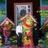 Đại diện Ủy ban Trung ương Mặt trận tổ quốc Việt Nam tặng hoa chúc mừng đại lễ. (Ảnh: Công Mạo/TTXVN)