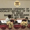 Bộ trưởng Ngoại giao Nguyễn Mạnh Cầm ký vào Tuyên bố kết nạp Việt Nam trở thành thành viên chính thức của ASEAN, sáng 29/7/1995. (Ảnh: Trần Sơn/TTXVN)