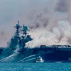 Tàu USS Bonhomme Richard vẫn đang bốc cháy. (Nguồn: Sandiego Union Tribune)