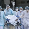 Nhân viên y tế chuyển bệnh nhân mắc COVID-19 tại một bệnh viện ở Mulhouse, miền Đông Pháp ngày 17/3/2020. (Ảnh: AFP/TTXVN)