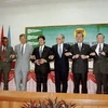 Bộ trưởng Ngoại giao Nguyễn Mạnh Cầm (thứ hai, từ phải sang), Tổng Thư ký ASEAN và các Bộ trưởng Ngoại giao ASEAN tại cuộc họp kết nạp Việt Nam trở thành thành viên chính thức thứ bảy của ASEAN, ngày 28/7/1995, tại Thủ đô Bandar Seri Begawan (Brunei). (Ản