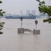 Nước sông dâng cao tại tỉnh Giang Tô, Trung Quốc. (Ảnh: THX/TTXVN)