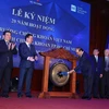 Thủ tướng Nguyễn Xuân Phúc thực hiện nghi thức đánh cồng khai trương phiên giao dịch chứng khoán. (Ảnh: Thống Nhất/TTXVN)