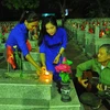 Đoàn viên, thanh niên huyện Yên Mô (Ninh Bình) thắp nến tri ân các Anh hùng liệt sĩ tại Nghĩa trang Liệt sỹ huyện Yên Mô. (Ảnh: Minh Đức/TTXVN)