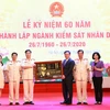 Bí thư Thành ủy Hà Nội Vương Đình Huệ tặng bức ảnh Chủ tịch Hồ Chí Minh cho Viện Kiểm sát Nhân dân thành phố Hà Nội. (Ảnh: Văn Điệp/TTXVN)