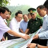 Phó Chủ tịch Quốc hội Phùng Quốc Hiển cùng đoàn công tác khảo sát nguồn nước tại xã A Mú Sung, huyện Bát Xát. (Ảnh: Quốc Khánh/TTXVN)