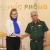 Thượng tướng Nguyễn Chí Vịnh tiếp bà Caitlin Wiesen - Đại diện thường trú Chương trình Phát triển Liên hợp quốc tại Việt Nam. (Ảnh: Hồng Pha/TTXVN)