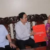 Chủ tịch Ủy ban Trung ương Mặt trận Tổ Quốc Việt Nam Trần Thanh Mẫn đến thăm, tặng quà Anh hùng lao động Phạm Thị Vách tại thị trấn Lương Bằng, huyện Kim Động. (Ảnh: Đinh Tuấn/TTXVN)