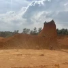 Tan hoang cả vùng đồi bị khai thác đất trái phép ở thôn Quy Mông, xã Phú Sơn (Ba Vì, Hà Nội). (Ảnh: Nguyễn Thắng/TTXVN)