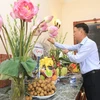 Ông Nguyễn Đức Lợi, Ủy viên Trung ương Đảng, Tổng Giám đốc Thông tấn xã Việt Nam dâng hương tưởng niệm các liệt sỹ của TTXVN. (Ảnh: Thành Đạt/TTXVN)