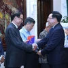Phó Thủ tướng, Bộ trưởng Bộ Ngoại giao Phạm Bình Minh trao sách tặng các nguyên lãnh đạo Chính phủ và Bộ Ngoại giao. (Ảnh: Lâm Khánh/TTXVN)