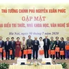 Thủ tướng Nguyễn Xuân Phúc gặp mặt đại biểu tri thức, nhà khoa học, văn nghệ sỹ. (Ảnh: Thống Nhất/TTXVN)