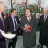 Ông John Hume (thứ hai từ phải sang) và chính trị gia Bắc Ireland David Trimble (thứ hai từ trái sang) ở Oslo năm 1998. (Nguồn: AP)