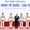 Thủ tướng Nguyễn Xuân Phúc, Chủ tịch Hội đồng Thi đua-Khen thưởng Trung ương trao tặng Danh hiệu Chiến sỹ thi đua toàn quốc cho các cá nhân. (Ảnh: Thống Nhất/TTXVN)