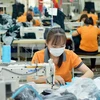 Sản xuất hàng dệt may. (Nguồn: Vietnam+)