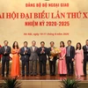 Phó Thủ tướng Chính phủ, Bí thư Ban Cán sự Đảng, Bộ trưởng Bộ Ngoại giao Phạm Bình Minh tặng hoa, chúc mừng Ban Chấp hành Đảng bộ Bộ Ngoại giao lần thứ XXVIII, nhiệm kỳ 2020-2025. (Ảnh: Văn Điệp/TTXVN)