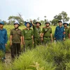 Công an chính quy và công an viên của xã Ia Rvê, huyện Ea Súp tỉnh Đắk Lắk tuần tra đảm bảo an ninh trật tự trên tuyến biên giới phía Tây Bắc giáp với Vương quốc Campuchia. (Ảnh: Doãn Tấn/TTXVN)