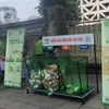 Điểm đổi rác lấy quà tại phường Phan Chu Trinh, Hà Nội. (Ảnh Mạnh Khánh/TTXVN)