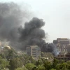 Khói bốc lên sau một vụ tấn công ở vùng Xanh của thủ đô Baghdad, Iraq. (Ảnh: AFP/TTXVN)