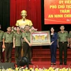 Phó Chủ tịch nước Đặng Thị Ngọc Thịnh tặng quà cán bộ, chiến sỹ Cục An ninh chính trị nội bộ. (Ảnh: Doãn Tấn/TTXVN)