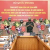 Thượng tướng Nguyễn Chí Vịnh, Thứ trưởng Bộ Quốc phòng trao Quyết định của Chủ tịch nước cho các sỹ quan đi làm nhiệm vụ gìn giữ hòa bình Liên hợp quốc. (Ảnh: Dương Giang/TTXVN)