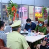 Đoàn kiểm tra liên ngành của thành phố Bắc Ninh tiến hành lập biên bản kiểm tra công tác vệ sinh an toàn thực phẩm và phòng, chống dịch COVID-19 trên địa bàn. (Ảnh: Thanh Thương/TTXVN)