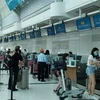 Công dân Việt Nam làm thủ tục lên máy bay tại Sân bay quốc tế Toronto. (Ảnh: Vũ Quang Thịnh/TTXVN)